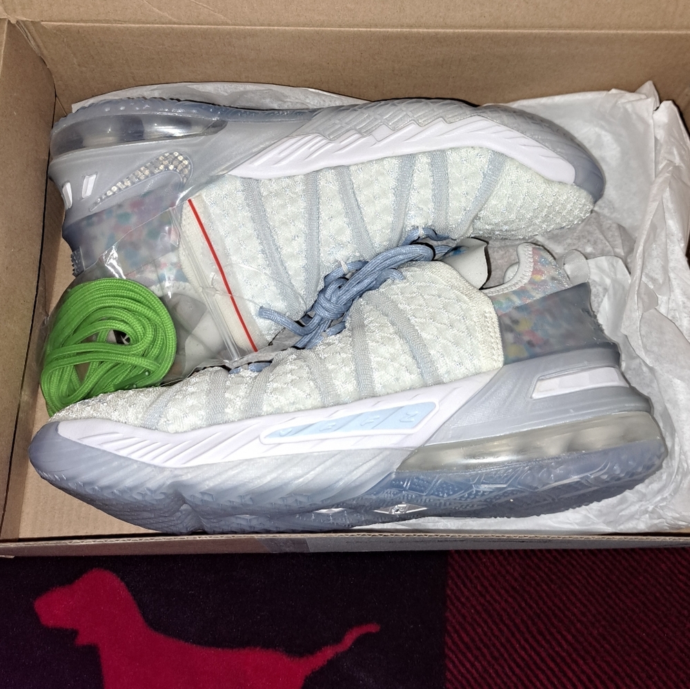 Nike Gray Sneakers Modern Athletic Design